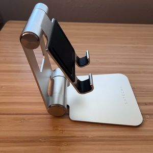 Satechi Aluminum iPad/iPhone standing holder with hinge
